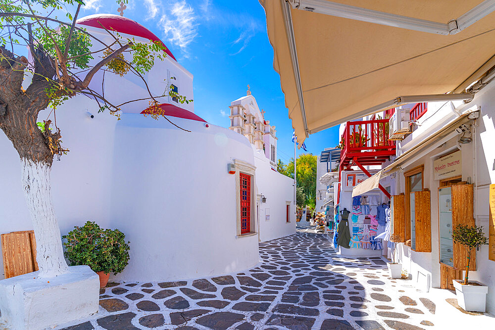 View of Metropolitan Church in cobbled street, Mykonos Town, Mykonos, Cyclades Islands, Greek Islands, Aegean Sea, Greece, Europe