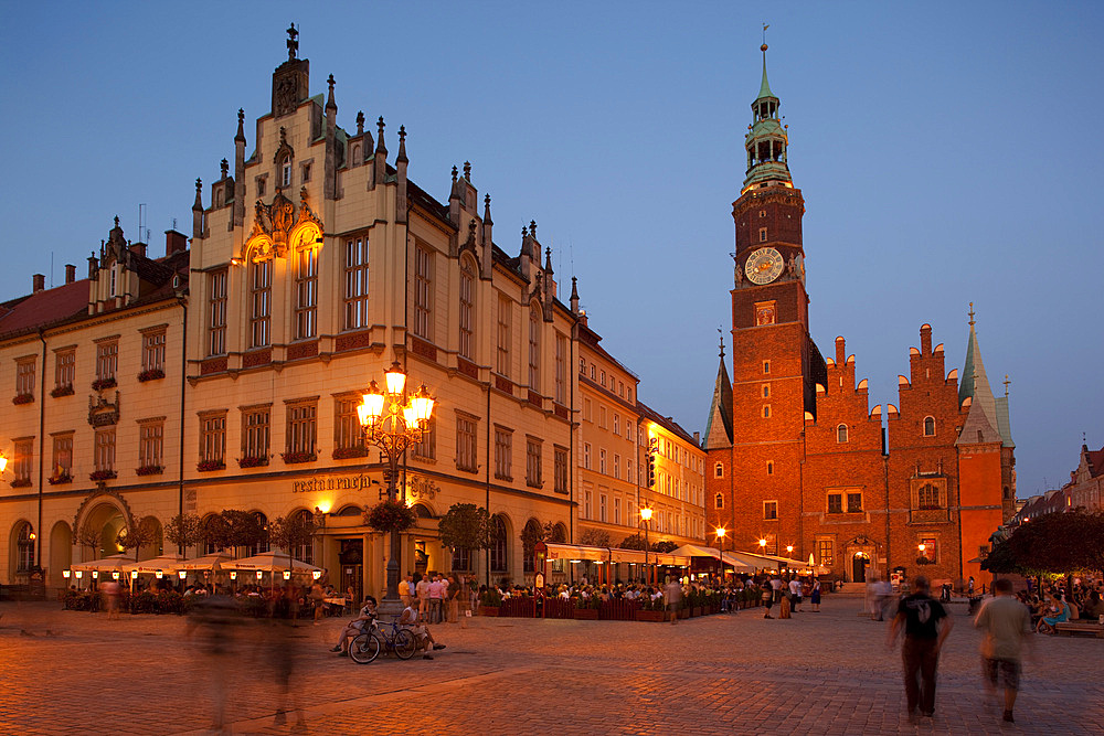 Town hall at dusk, Rynek (Old Town Square), Wroclaw, Silesia, Poland, Europe