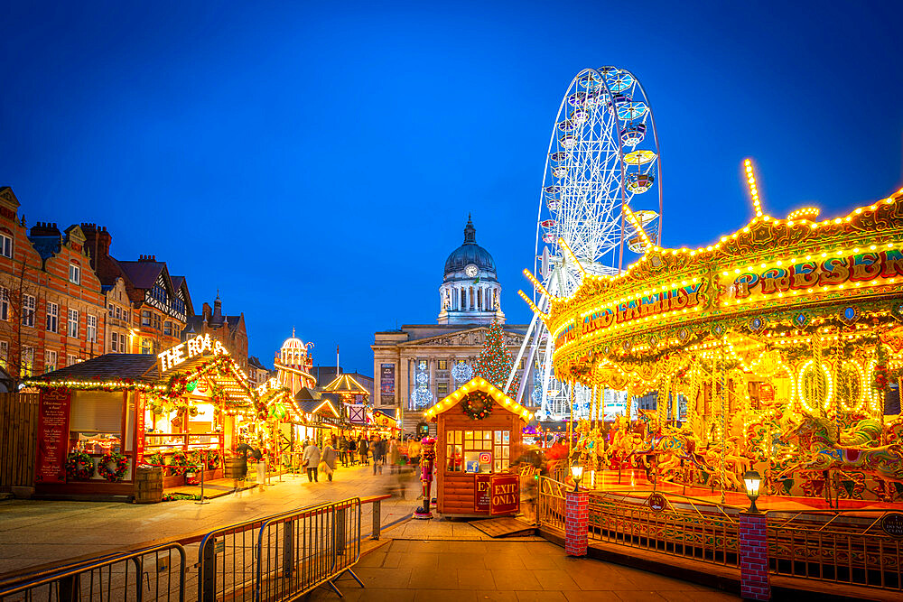 View of Christmas market stalls, ferris wheel and Council House on Old Market Square, Nottingham, Nottinghamshire, England, United Kingdom, Europe