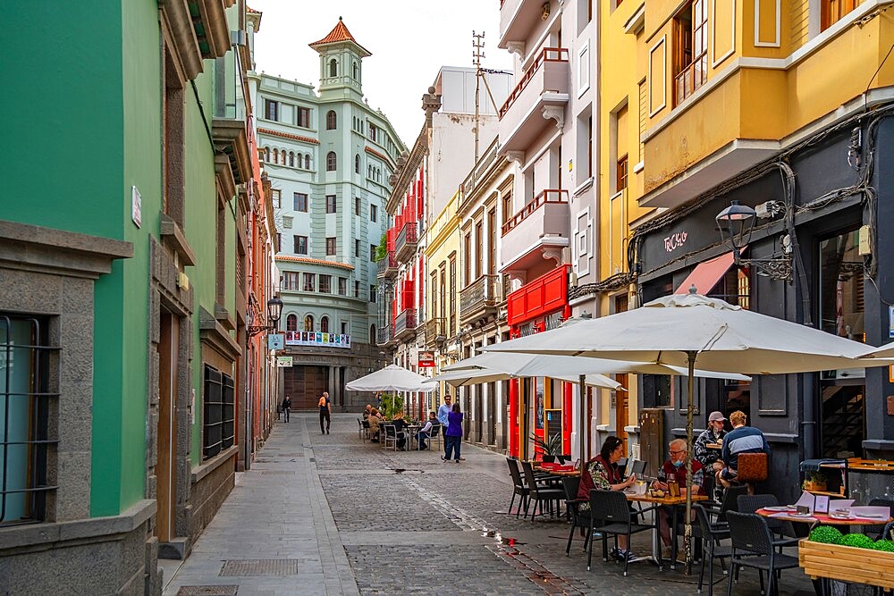 View of cafe and restaurants in back street near Columbus Square, Las Palmas, Gran Canaria, Canary Islands, Spain, Atlantic, Europe