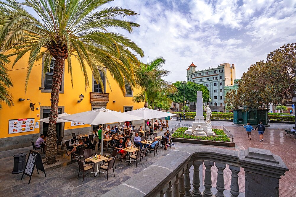 View of ornate and colourful architecture in Plaza de las Ranas, Las Palmas, Gran Canaria, Canary Islands, Spain, Atlantic, Europe