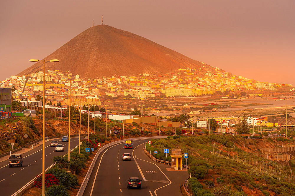 View of colourful houses and mountain backdrop at sunset in Galdar, Las Palmas, Gran Canaria, Canary Islands, Spain, Atlantic, Europe