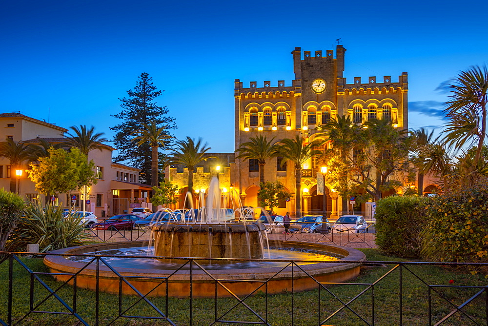 View of fountain and Town Hall in Placa des Born at dusk, Ciutadella, Menorca, Balearic Islands, Spain, Mediterranean, Europe