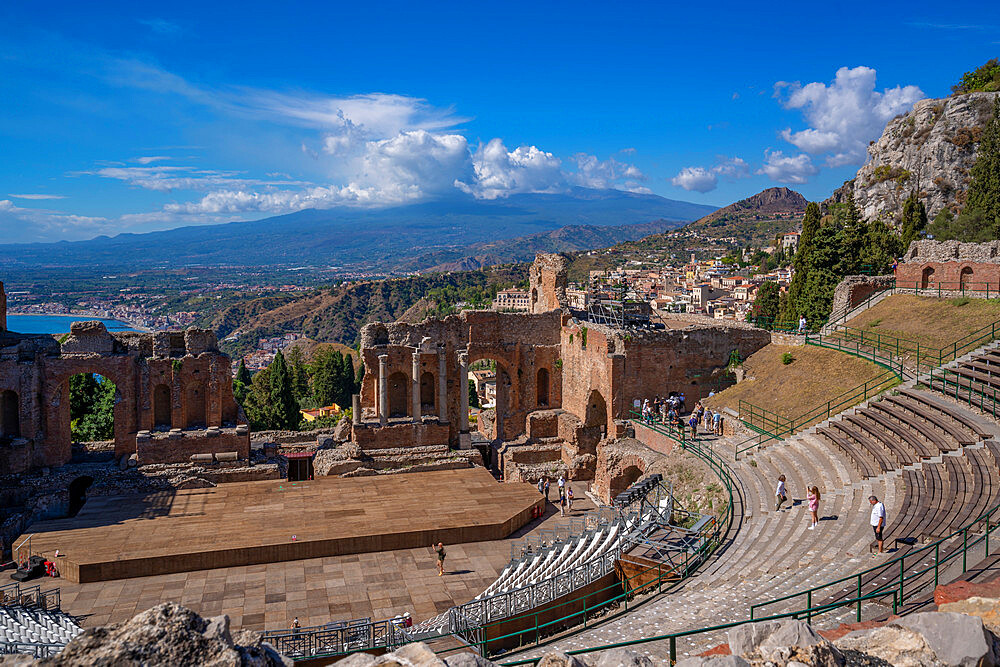 View of the Greek Theatre in Taormina with Mount Etna in the background, Taormina, Sicily, Italy, Mediterranean, Europe