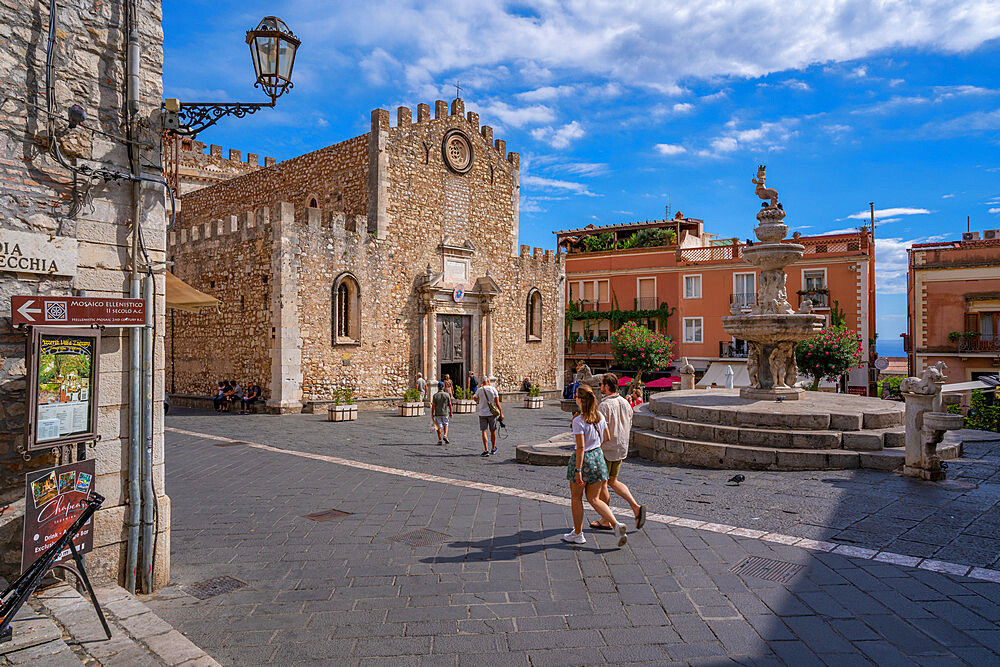 View of Duomo di Taormina and fountain in Piazza del Duomo in Taormina, Taormina, Sicily, Italy, Mediterranean, Europe