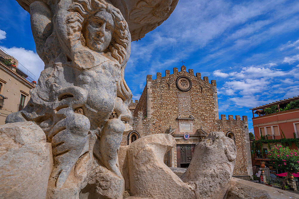 View of Duomo di Taormina and fountain in Piazza del Duomo in Taormina, Taormina, Sicily, Italy, Mediterranean, Europe