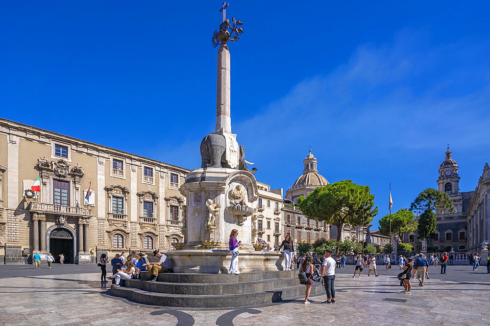 View of Fountain of the Elephant and Chiesa della Badia di Sant'Agata, Piazza Duomo, Catania, Sicily, Italy, Mediterranean, Europe