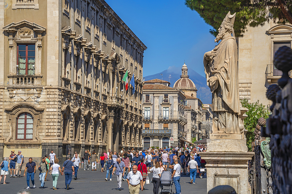 View of Piazza Duomo and Mount Etna in the background, Catania, Sicily, Italy, Mediterranean, Europe