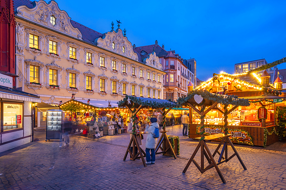 View of Christmas market and Falkenhaus in Oberer Markt at dusk, Wurzburg, Bavaria, Germany, Europe