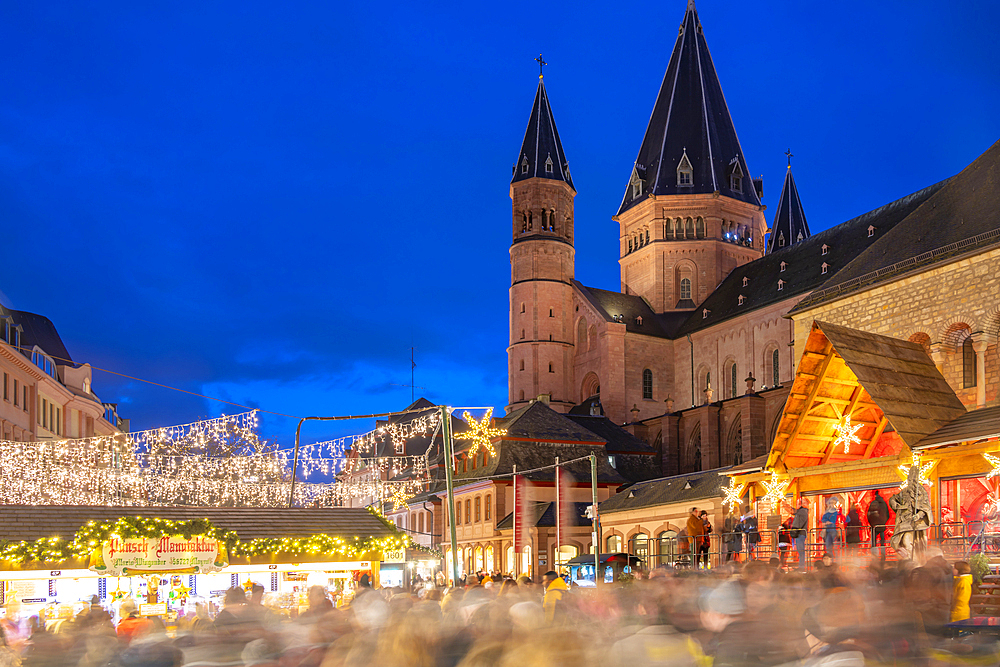 View of Christmas Market and Cathedral in Domplatz, Mainz, Rhineland-Palatinate, Germany, Europe