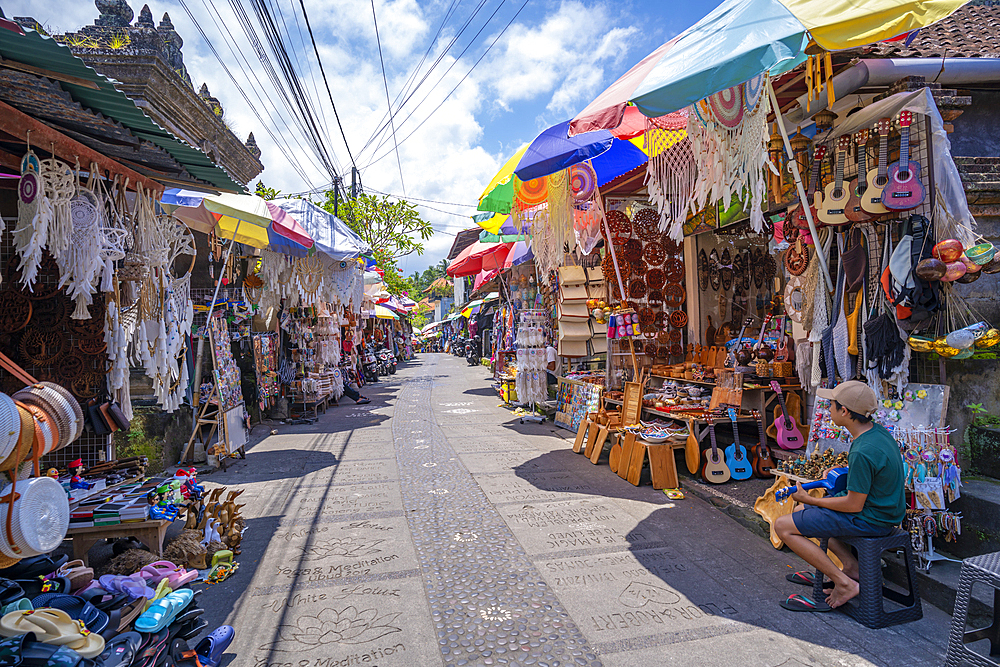 Souvenir stalls on street in Ubud, Ubud, Kabupaten Gianyar, Bali, Indonesia, South East Asia, Asia