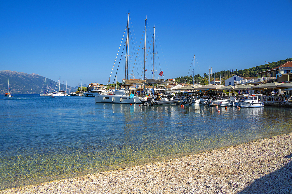 View of beach in Fiscardo harbour, Fiscardo, Kefalonia, Ionian Islands, Greek Islands, Greece, Europe