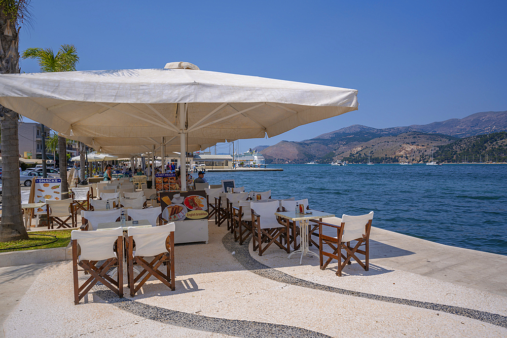 View of restaurant overlooking harbour in Argostoli, capital of Cephalonia, Argostolion, Kefalonia, Ionian Islands, Greek Islands, Greece, Europe