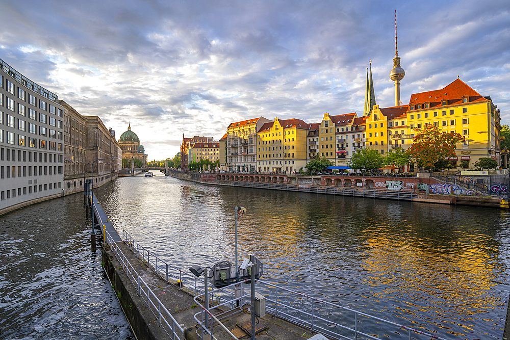 View of River Spree and Berliner Fernsehturm at sunset, Nikolai District, Berlin, Germany, Europe