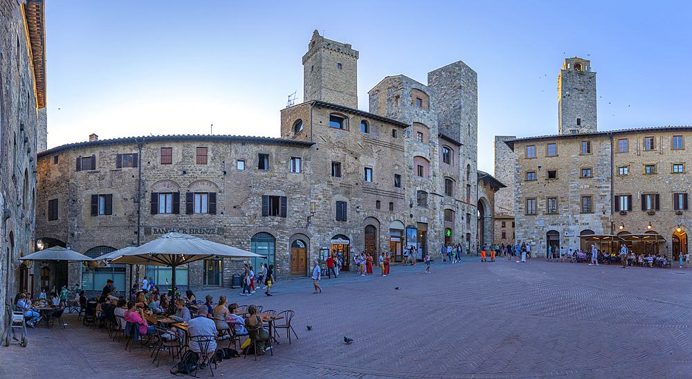 View of historic centre and towers in Piazza della Cisterna, San Gimignano, UNESCO World Heritage Site, Province of Siena, Tuscany, Italy, Europe