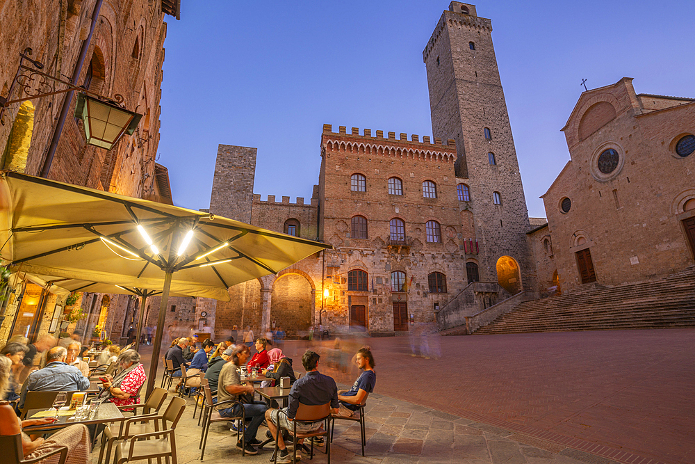 View of restaurants in Piazza del Duomo at dusk, San Gimignano, UNESCO World Heritage Site, Province of Siena, Tuscany, Italy, Europe