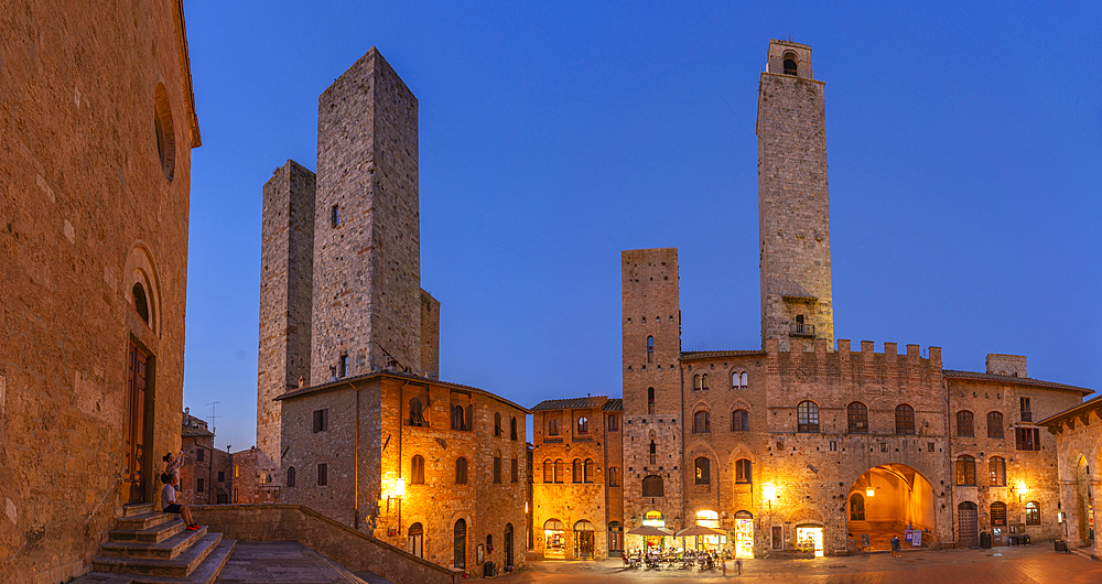 View of restaurants in Piazza del Duomo at dusk, San Gimignano, UNESCO World Heritage Site, Province of Siena, Tuscany, Italy, Europe