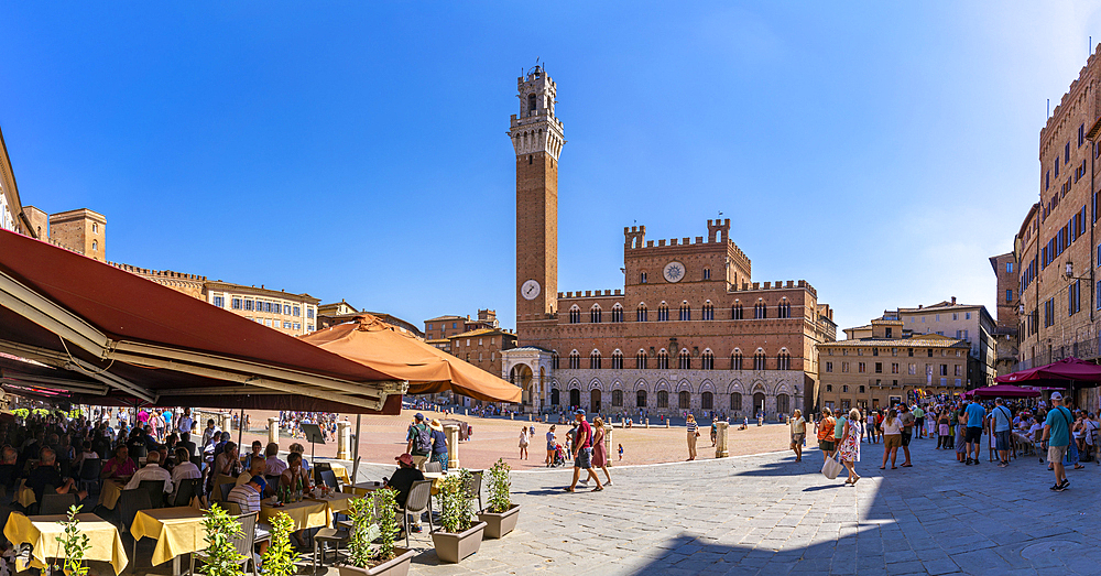 View of restaurants and Palazzo Pubblico in Piazza del Campo, UNESCO World Heritage Site, Siena, Tuscany, Italy, Europe