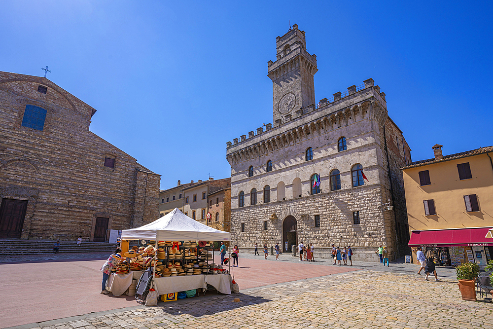 View of Palazzo Comunale in Piazza Grande in Montepulciano, Montepulciano, Province of Siena, Tuscany, Italy, Europe