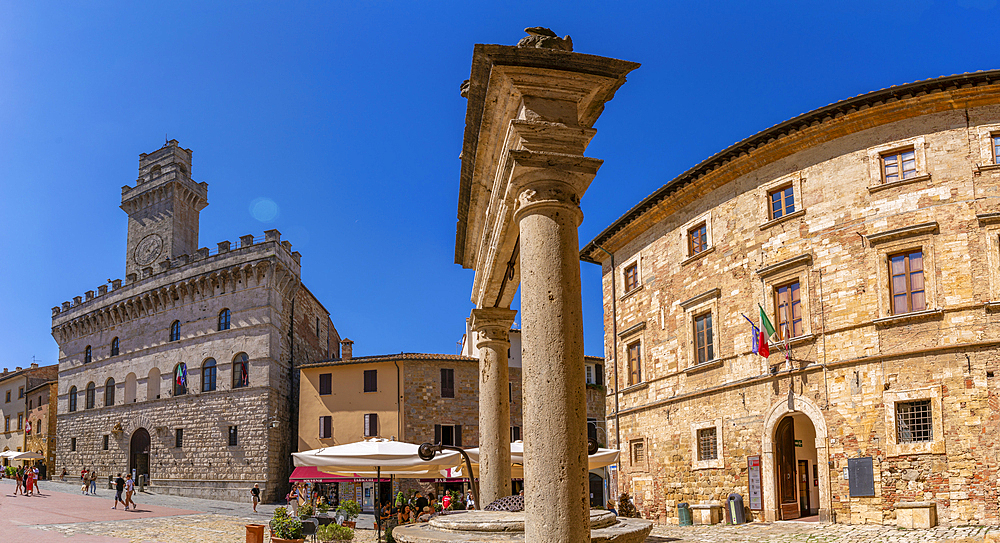 View of Palazzo Comunale in Piazza Grande in Montepulciano, Montepulciano, Province of Siena, Tuscany, Italy, Europe