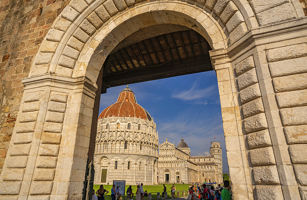 View of Baptistery of San Giovanni, Pisa Cathedral and Leaning Tower of Pisa, UNESCO World Heritage Site, Pisa, Province of Pisa, Tuscany, Italy, Europe