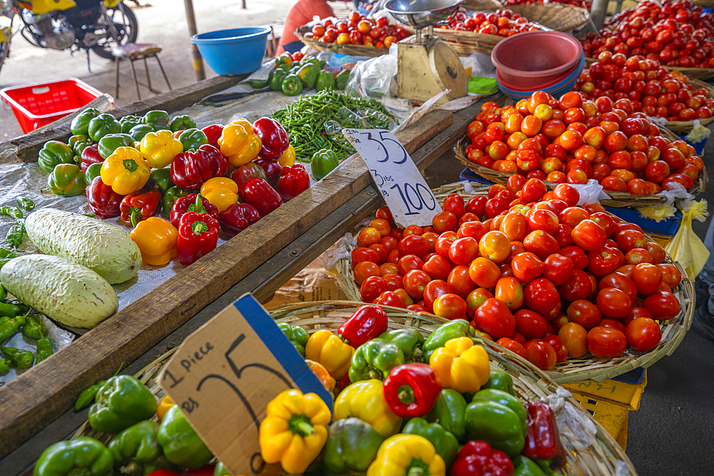 View of fruit stall selling tomatoes and peppers on market near bus station, Port Louis, Mauritius, Indian Ocean, Africa