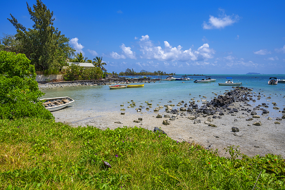 View of beach and turquoise Indian Ocean on sunny day near Poste Lafayette, Mauritius, Indian Ocean, Africa