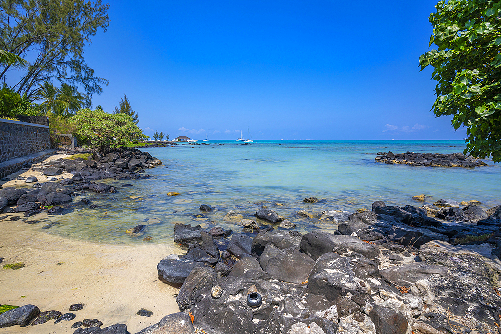 View of Mont Choisy Beach and turquoise Indian Ocean on sunny day, Mauritius, Indian Ocean, Africa