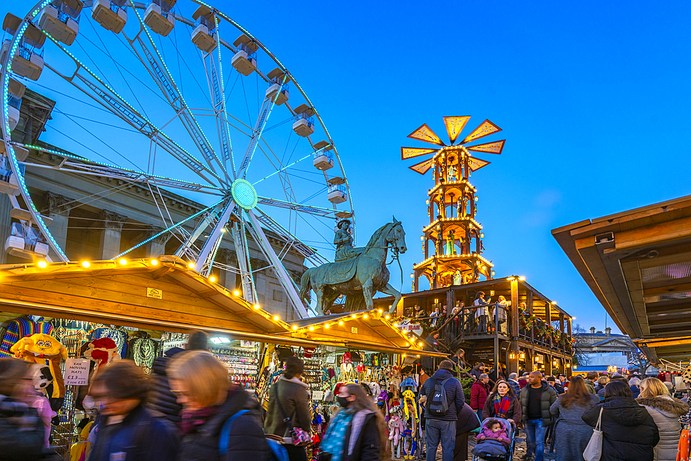 View of ferris wheel and Christmas Market, St. Georges Hall, Liverpool City Centre, Liverpool, Merseyside, England, United Kingdom, Europe