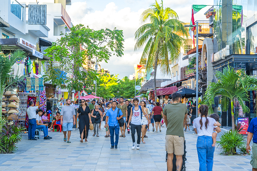 View of busy 5th Avenue, Playa del Carmen, Quintana Roo, Caribbean Coast, Yucatan Peninsula, Riviera Maya, Mexico, North America