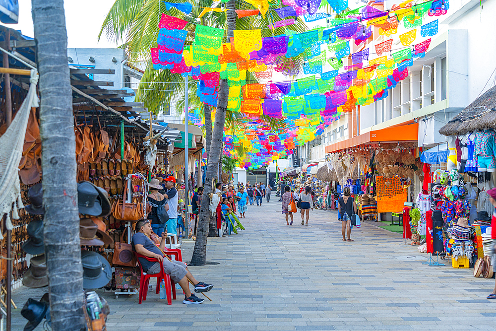 View of busy 5th Avenue, Playa del Carmen, Quintana Roo, Caribbean Coast, Yucatan Peninsula, Riviera Maya, Mexico, North America