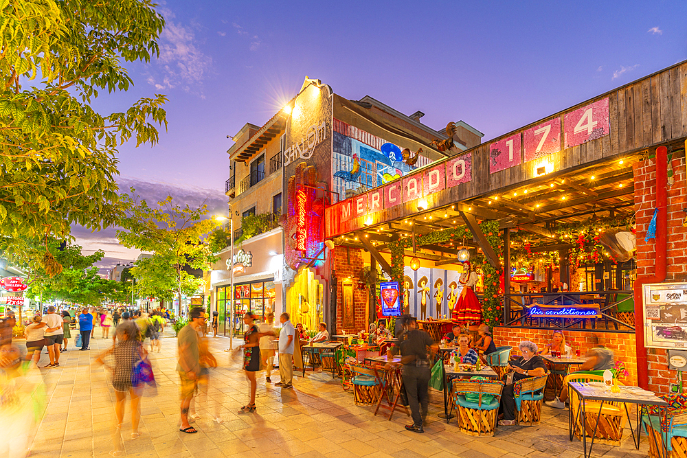 View of busy 5th Avenue at dusk, Playa del Carmen, Quintana Roo, Caribbean Coast, Yucatan Peninsula, Riviera Maya, Mexico, North America