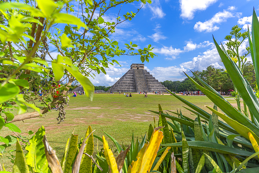 View of El Castillo (The Pyramid of Kukulkan), Mayan Ruin, Chichen Itza, UNESCO World Heritage Site, Yucatan State, Yucatan Peninsula, Mexico, North America