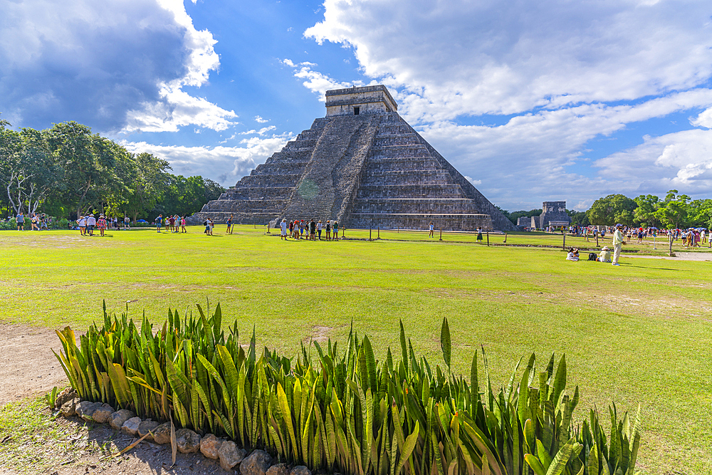 View of El Castillo (The Pyramid of Kukulkan), Mayan Ruin, Chichen Itza, UNESCO World Heritage Site, Yucatan State, Yucatan Peninsula, Mexico, North America