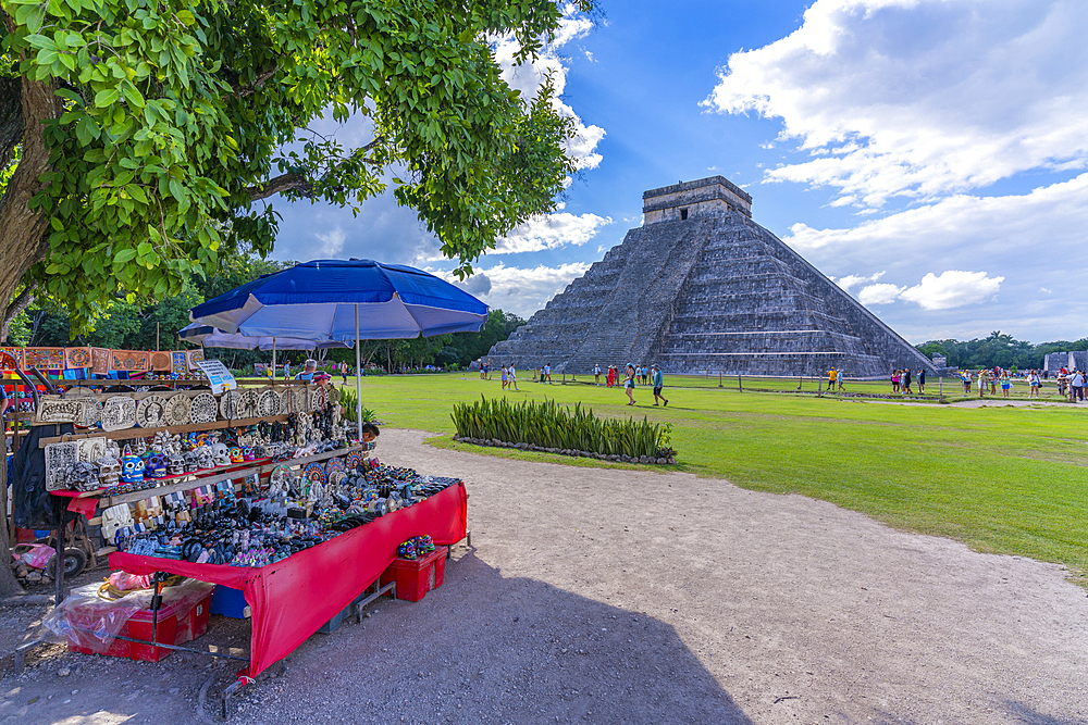 View of El Castillo (The Pyramid of Kukulkan), Mayan Ruin, Chichen Itza, UNESCO World Heritage Site, Yucatan State, Yucatan Peninsula, Mexico, North America