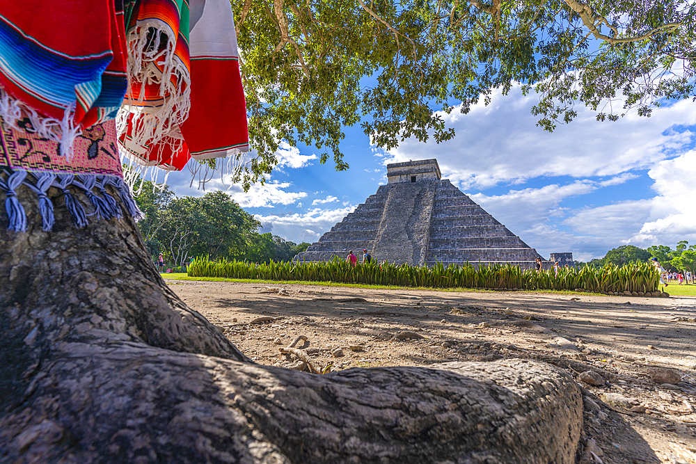 View of El Castillo (The Pyramid of Kukulkan), Mayan Ruin, Chichen Itza, UNESCO World Heritage Site, Yucatan State, Yucatan Peninsula, Mexico, North America