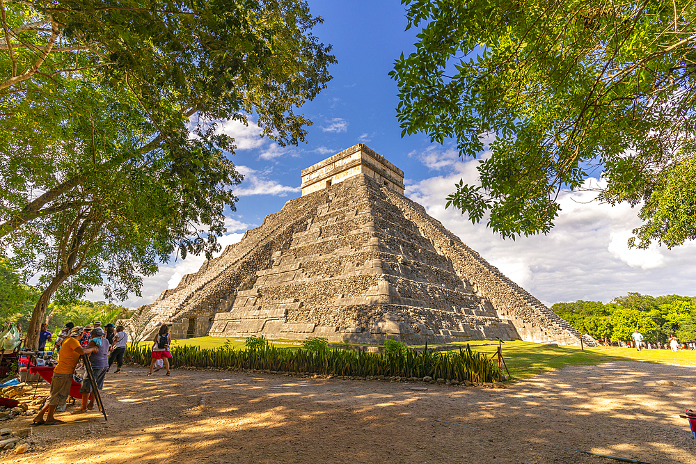 View of El Castillo (The Pyramid of Kukulkan), Mayan Ruin, Chichen Itza, UNESCO World Heritage Site, Yucatan State, Yucatan Peninsula, Mexico, North America