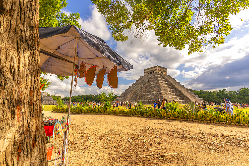 View of El Castillo (The Pyramid of Kukulkan), Mayan Ruin, Chichen Itza, UNESCO World Heritage Site, Yucatan State, Yucatan Peninsula, Mexico, North America