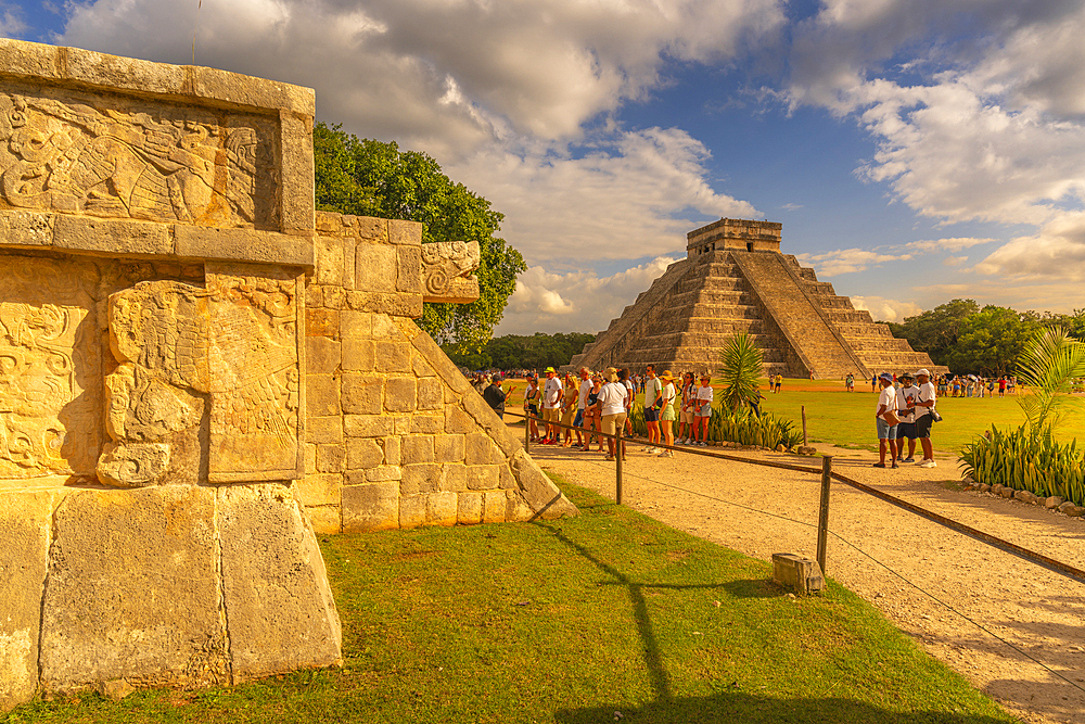 View of El Castillo (The Pyramid of Kukulkan), Mayan Ruin, Chichen Itza, UNESCO World Heritage Site, Yucatan State, Yucatan Peninsula, Mexico, North America