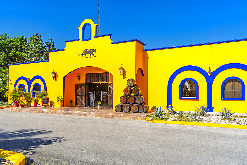 View of jewelry and tequila outlet near Puerto Morelos, Caribbean Coast, Yucatan Peninsula, Riviera Maya, Mexico, North America