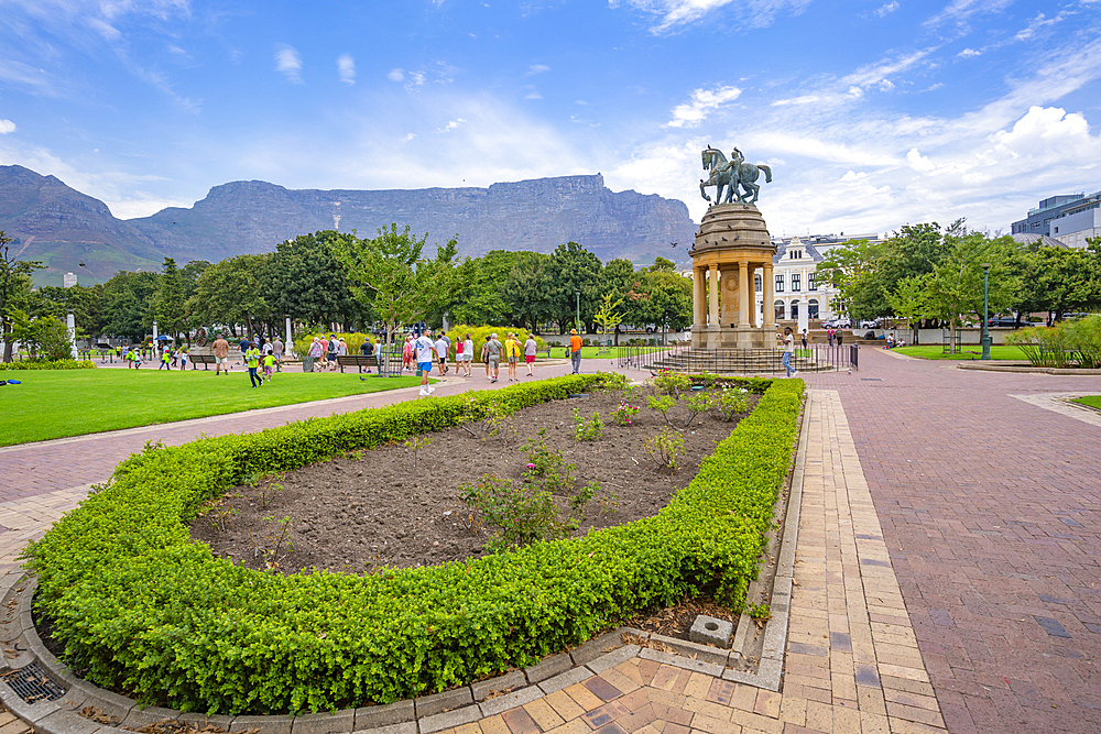 View of Delville Wood Memorial in Company's Garden and Table Mountain in background, Cape Town, Western Cape, South Africa, Africa