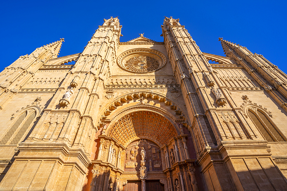 View of Cathedral-Basílica de Santa María de Mallorca, Palma de Mallorca, Majorca, Balearic Islands, Spain, Mediterranean, Europe