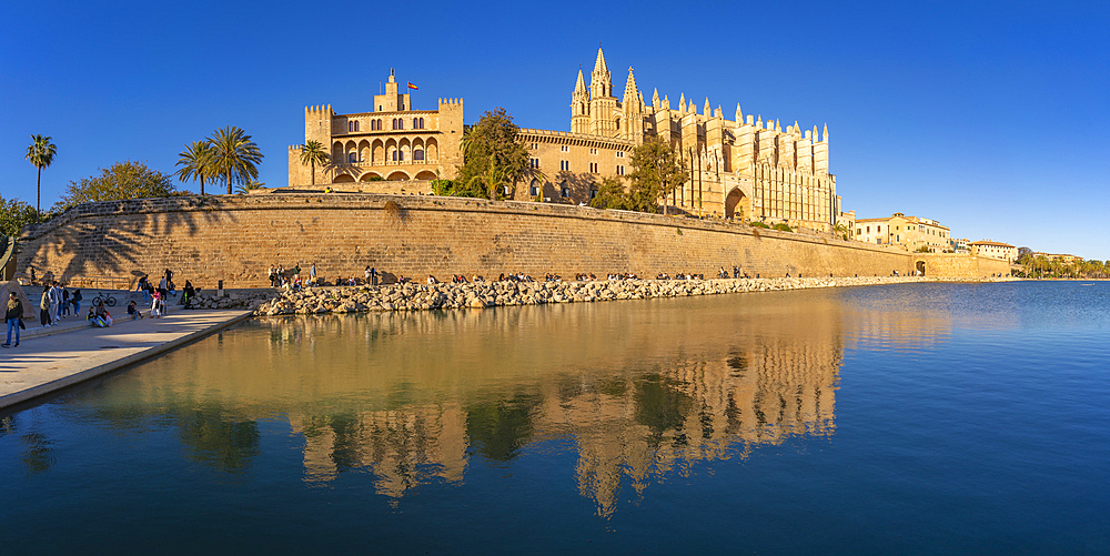 View of Cathedral-Basílica de Santa María de Mallorca from Passeig Marítime, Palma de Mallorca, Majorca, Balearic Islands, Spain, Mediterranean, Europe