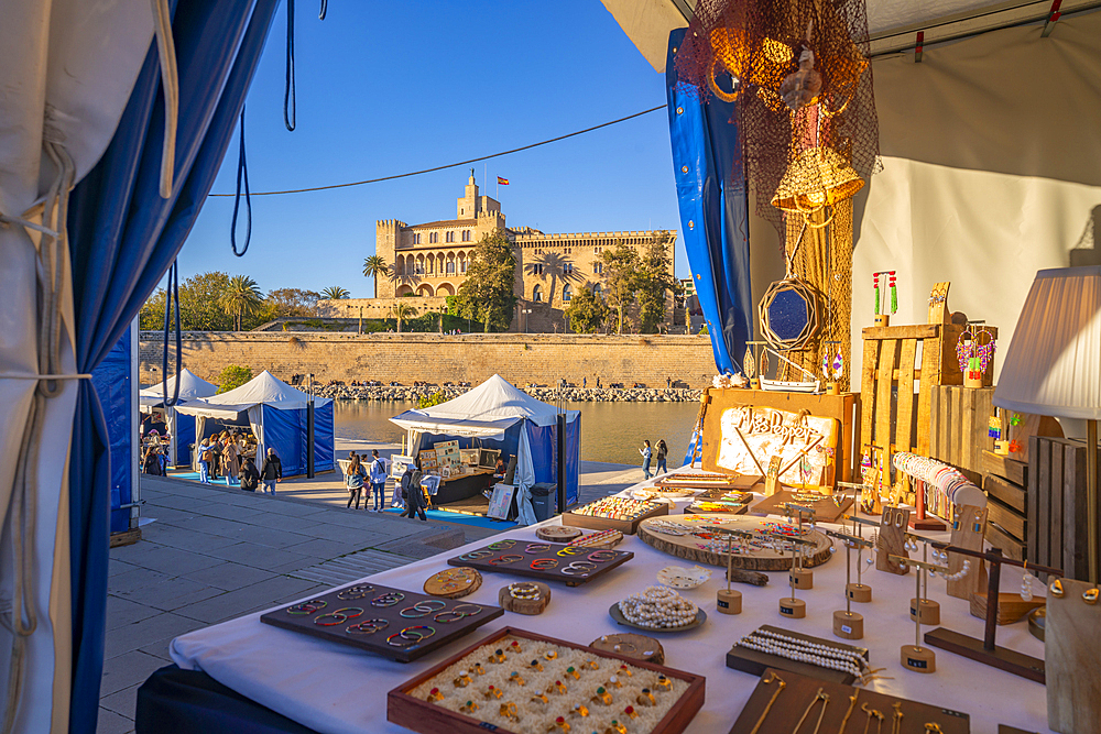 View of Cathedral-Basílica de Santa Maria de Mallorca from Passeig Marítime, Palma de Mallorca, Majorca, Balearic Islands, Spain, Mediterranean, Europe