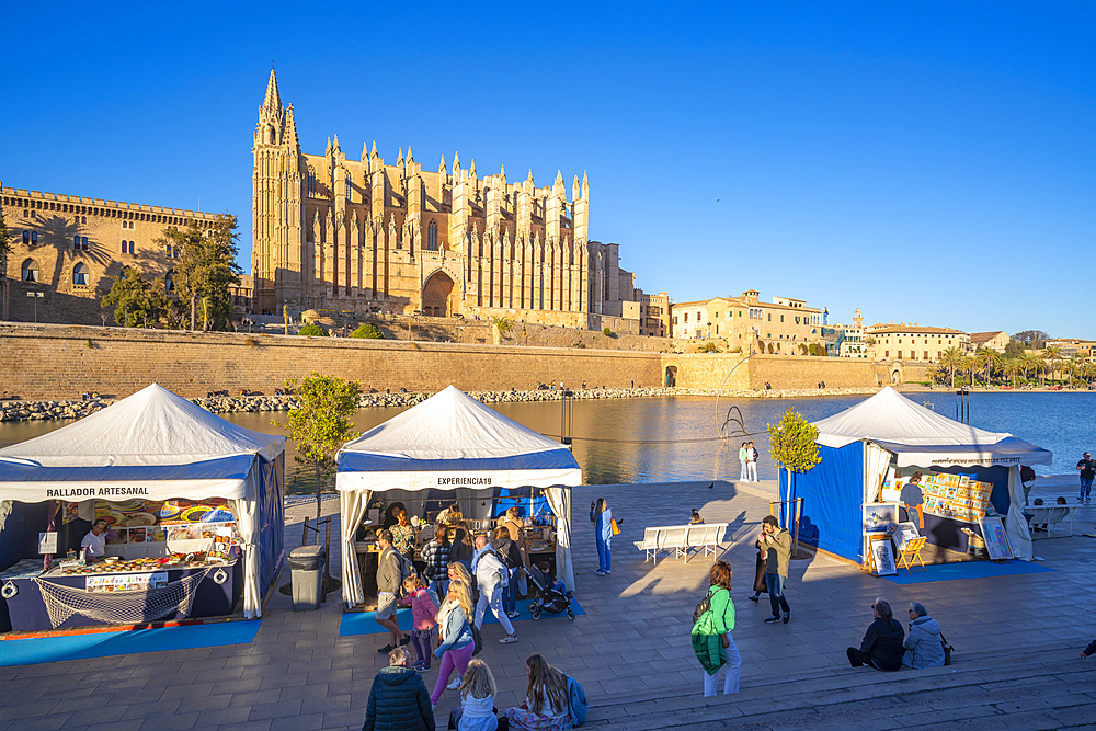 View of Cathedral-Basílica de Santa María de Mallorca and craft stalls on Passeig Marítime, Palma de Mallorca, Majorca, Balearic Islands, Spain, Europe