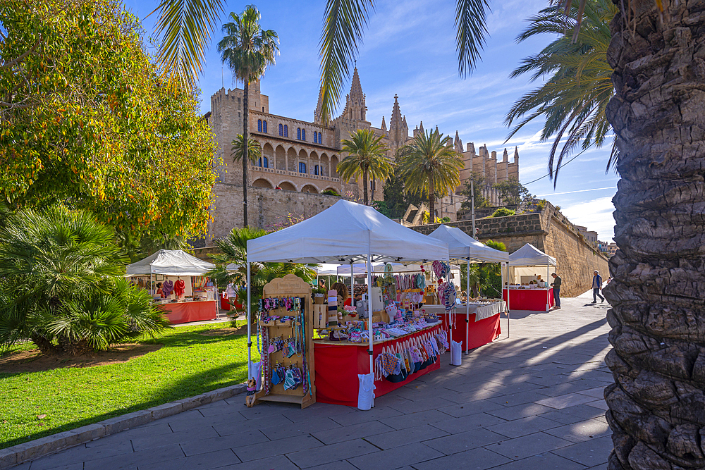 View of Cathedral-Basílica de Santa Maria de Mallorca from Passeig Marítime, Palma de Mallorca, Majorca, Balearic Islands, Spain, Mediterranean, Europe