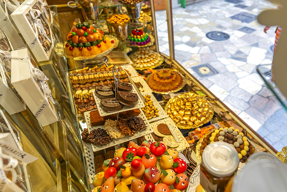 View of confectionery and chocolates in window of La Pajarita-Bomboneria chocolate shop in Palma, Palma de Mallorca, Majorca, Balearic Islands, Spain, Mediterranean, Europe