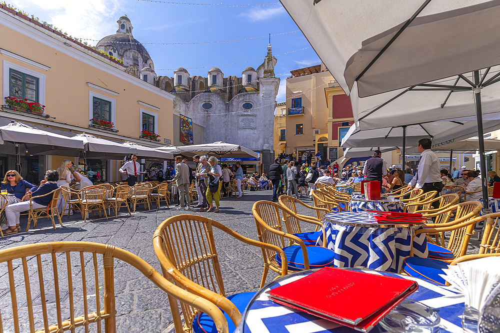 View of Parrocchia S. Stefano and cafes in Piazza Umberto I (La Piazzetta), Capri Town, Isle of Capri, Campania, Italy, Mediterranean, Europe