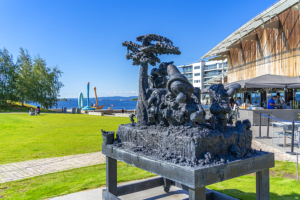 View of Tjuvholmen Sculpture Park and Astrup Fearnley Museum of Modern Art, Aker Brygge, Oslo, Norway, Scandinavia, Europe