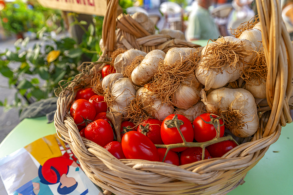 View of garlic and tomatoes at restaurant in Piazza Giacomo Matteotti, Forio, Island of Ischia, Campania, Italy, Europe